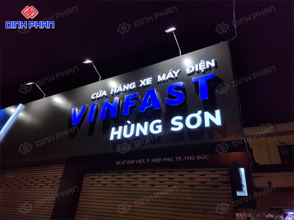 Biển thương hiệu VinFast về đêm