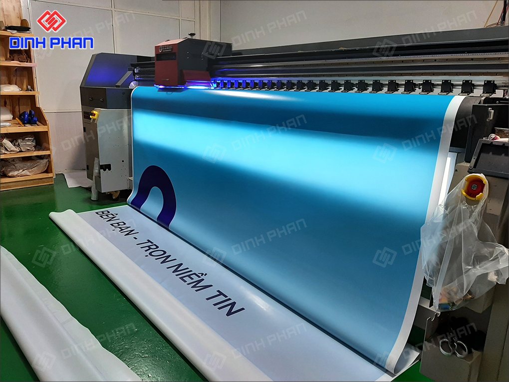 Máy in UV cuộn - Loại máy in được DinhPhanAdv sử dụng để in phông nền