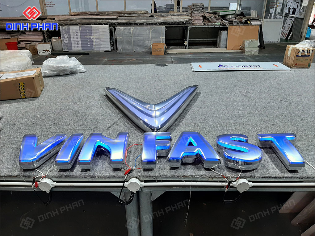 Logo + Chữ nổi VinFast