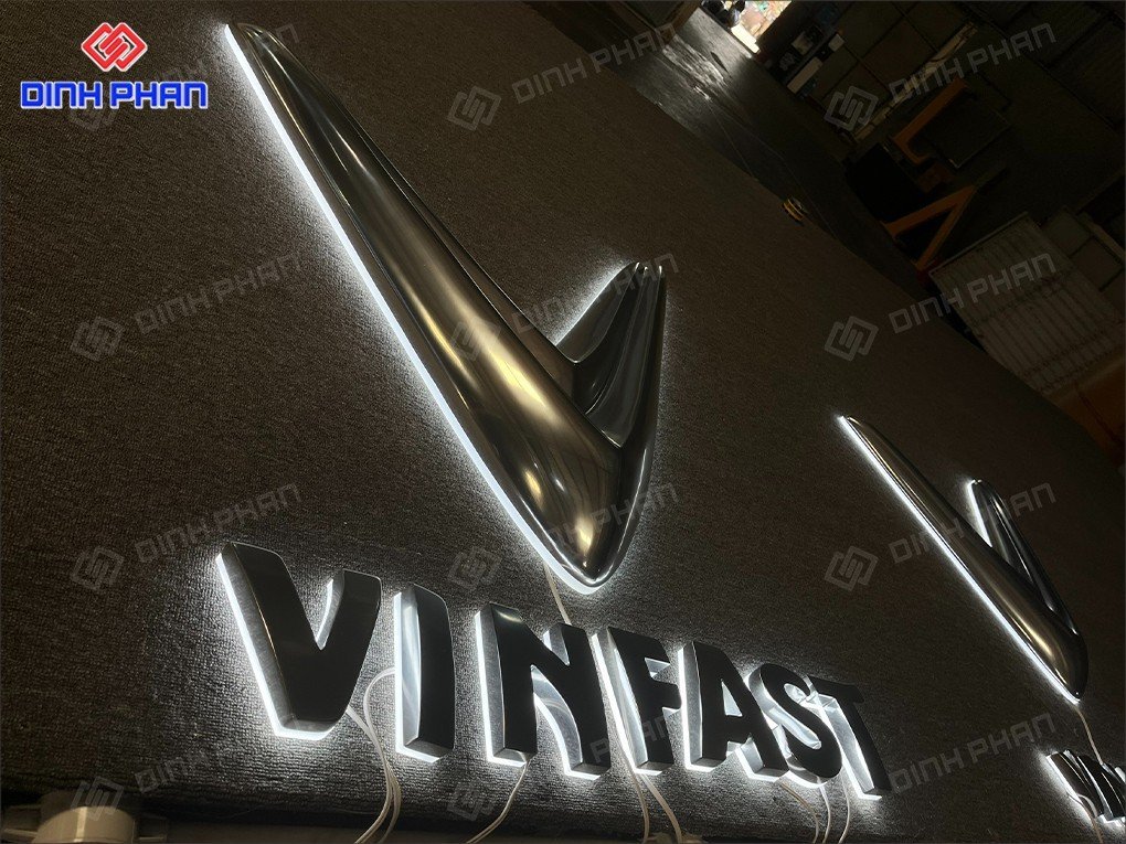Logo Vinfast sáng chân