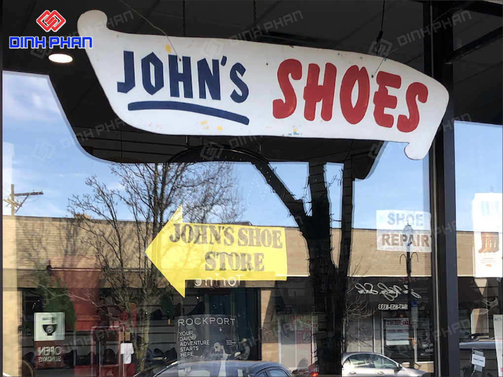 Biển hiệu shop giày dép có kiểu chữ đơn giản