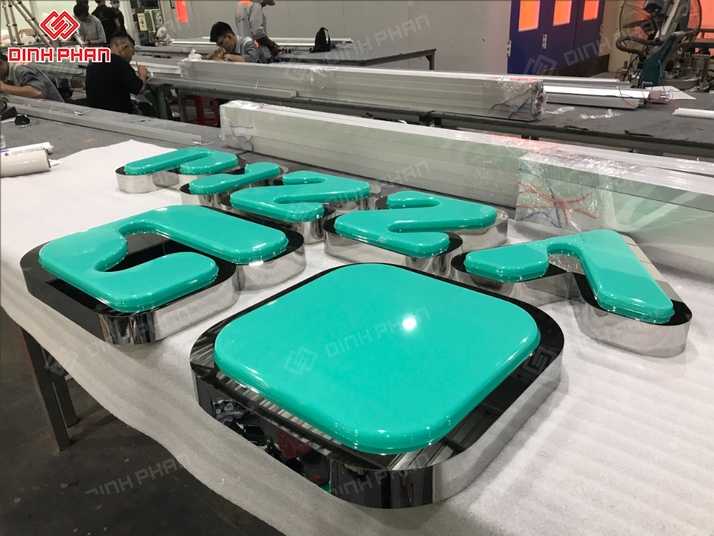 Chữ inox xanh làm bảng hiệu đẹp, sang và bền Chữ inox xanh