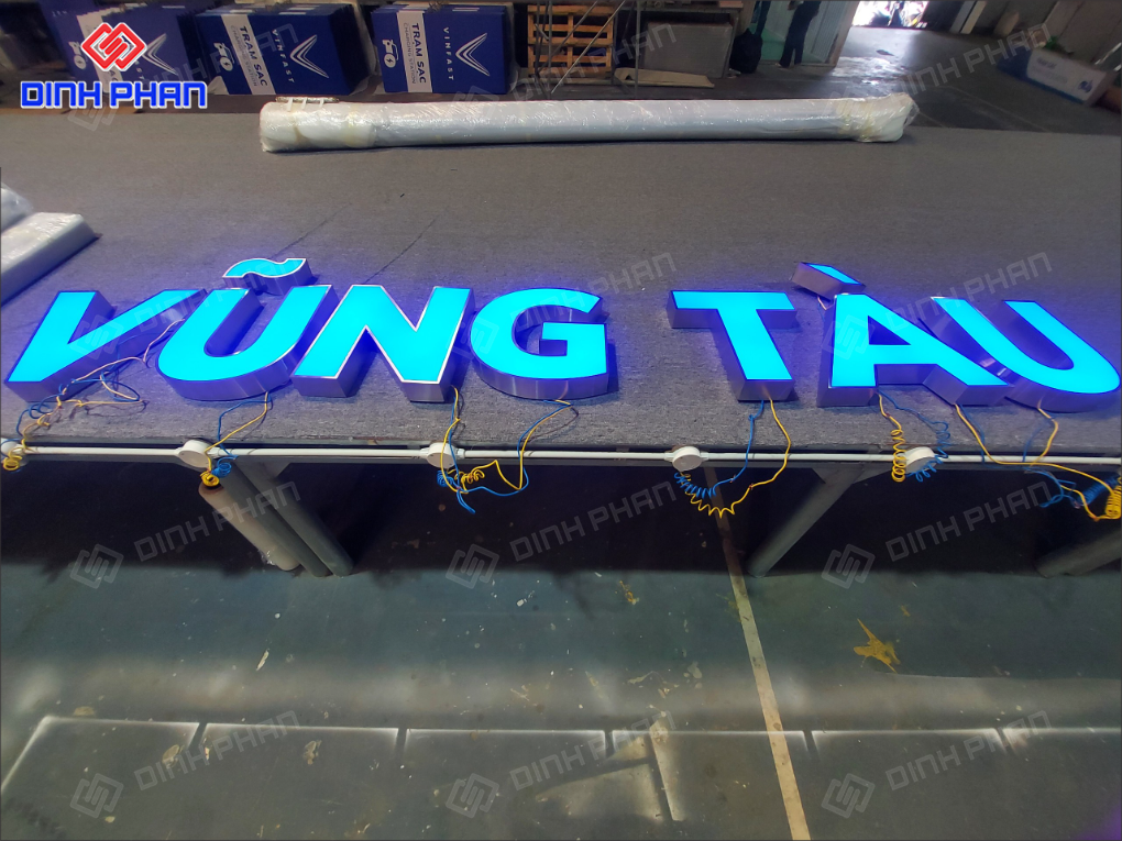 Chữ inox dán mica đẹp, sang trọng cho bảng hiệu Chữ inox dán mica