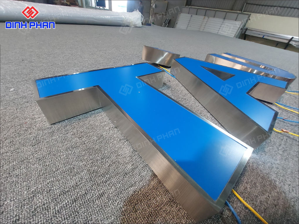 Chữ inox dán mica đẹp, sang trọng cho bảng hiệu Chữ inox dán mica