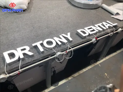 Chữ inox dán mica đẹp, sang trọng cho bảng hiệu Chữ inox dán mica