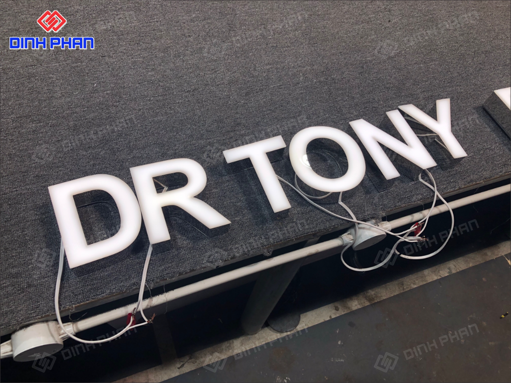 Chữ inox dán mica đẹp, sang trọng cho bảng hiệu Chữ inox dán mica