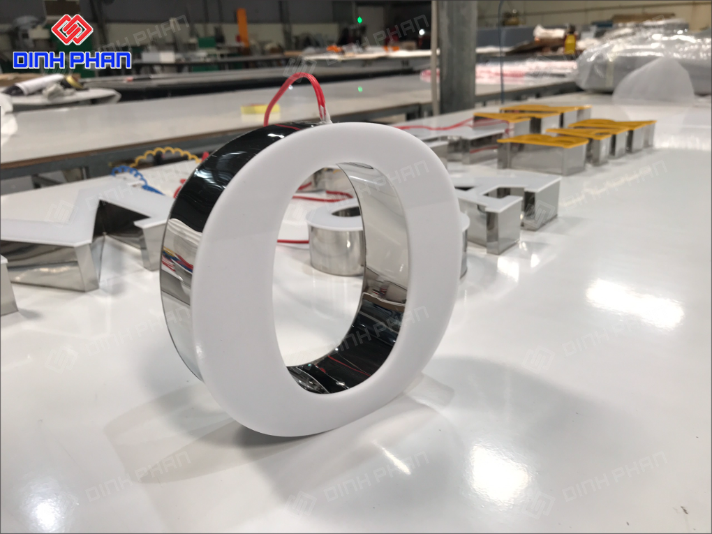 Chữ inox dán mica đẹp, sang trọng cho bảng hiệu Chữ inox dán mica