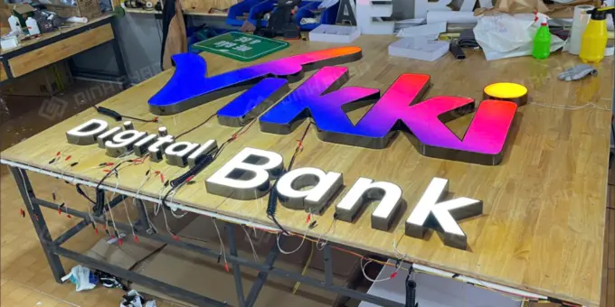 Chữ inox mặt mica hút nổi