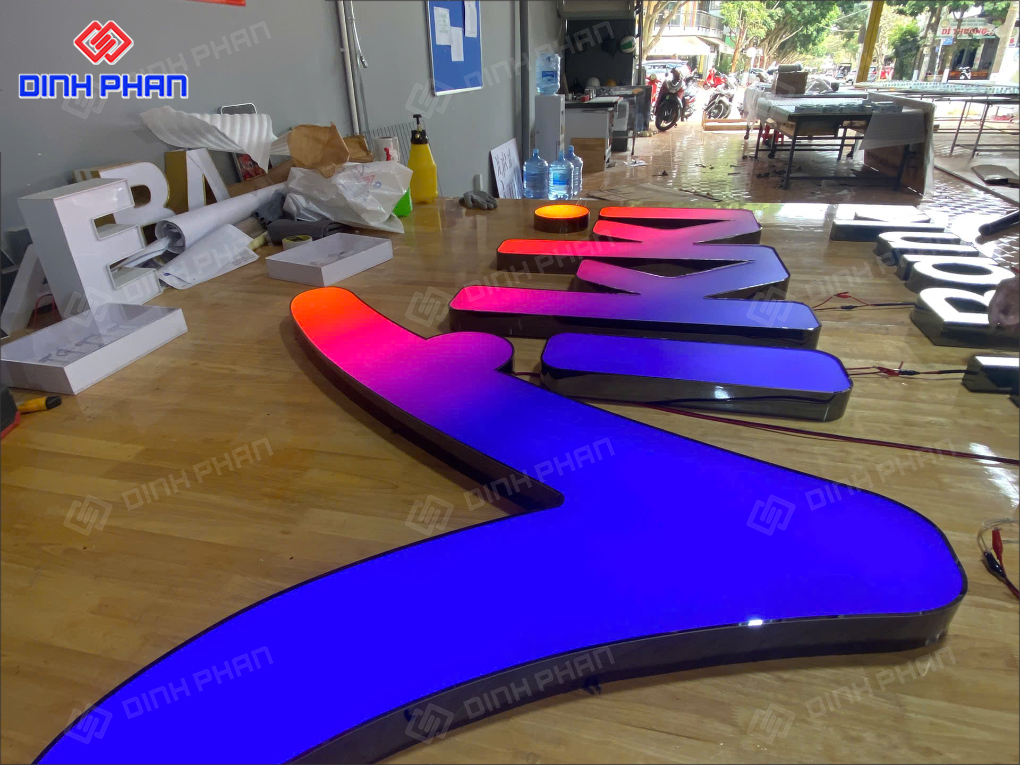 Báo giá gia công chữ inox mặt mica hút nổi mới nhất Chữ inox mặt mica hút nổi