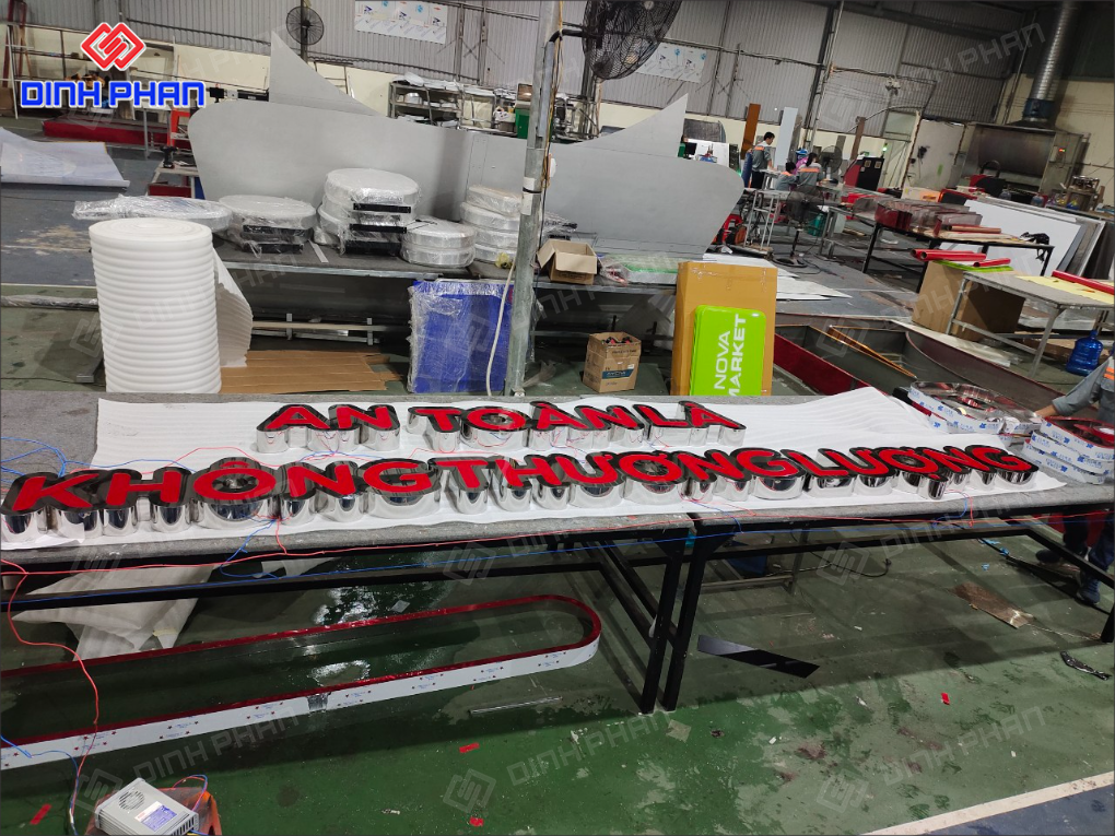 Báo giá gia công chữ inox mặt mica hút nổi mới nhất Chữ inox mặt mica hút nổi