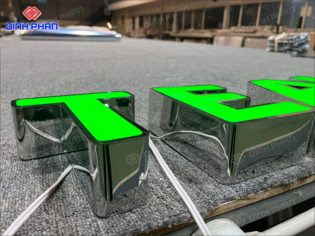 Chữ inox trắng bóng