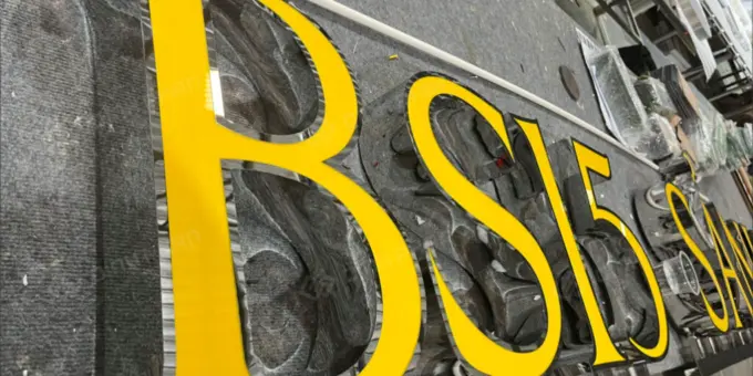 Chữ inox trắng bóng