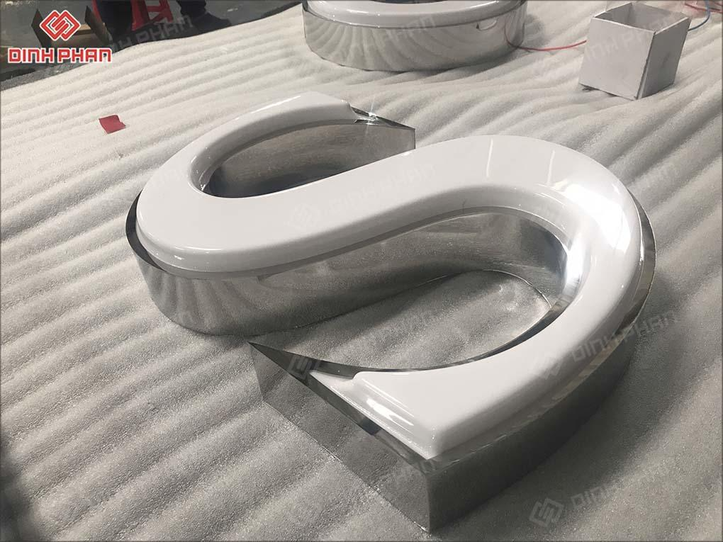 Chữ inox trắng bóng
