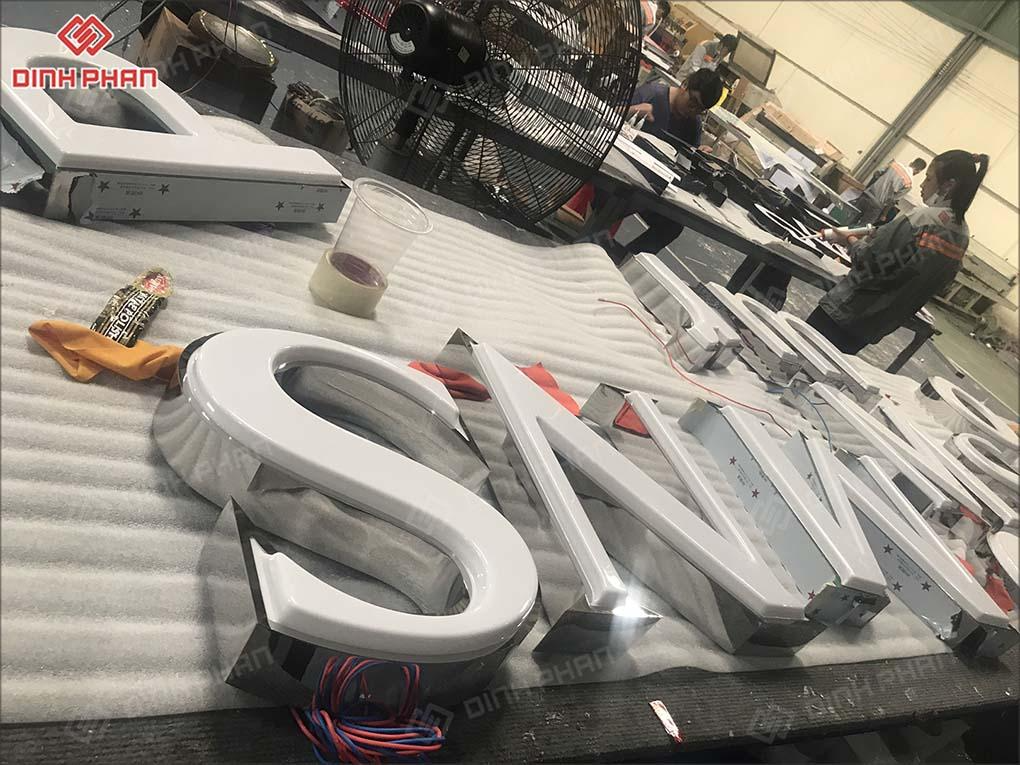 Chữ inox trắng bóng