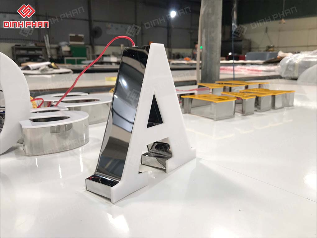 Chữ inox trắng bóng