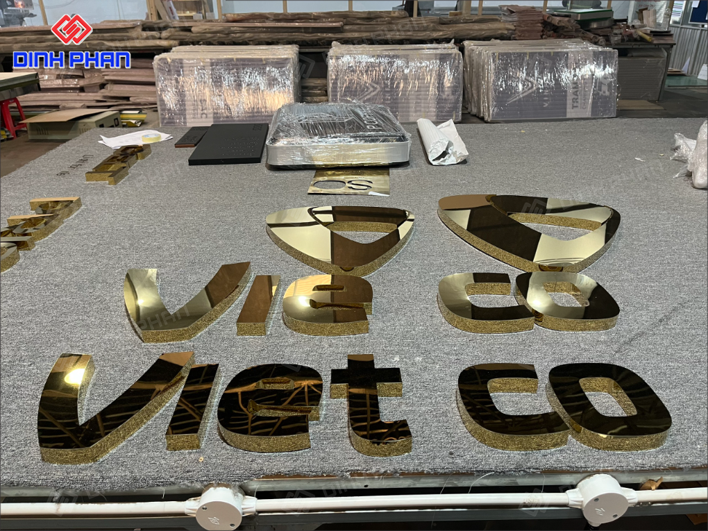 Chữ inox vàng đồng làm bảng hiệu cao cấp, bền đẹp Chữ inox vàng đồng