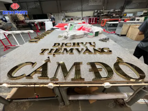 Chữ inox vàng đồng làm bảng hiệu cao cấp, bền đẹp Chữ inox vàng đồng