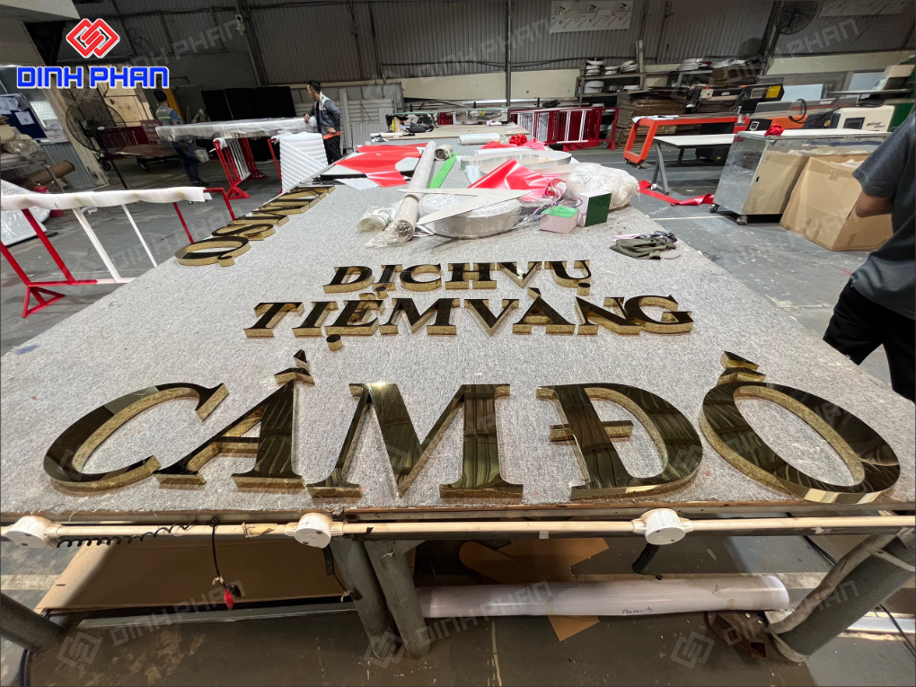Chữ inox vàng đồng làm bảng hiệu cao cấp, bền đẹp Chữ inox vàng đồng