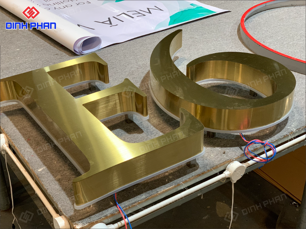 Chữ inox vàng đồng làm bảng hiệu cao cấp, bền đẹp Chữ inox vàng đồng