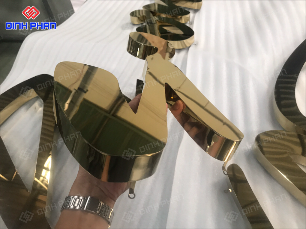 Chữ inox vàng đồng làm bảng hiệu cao cấp, bền đẹp Chữ inox vàng đồng