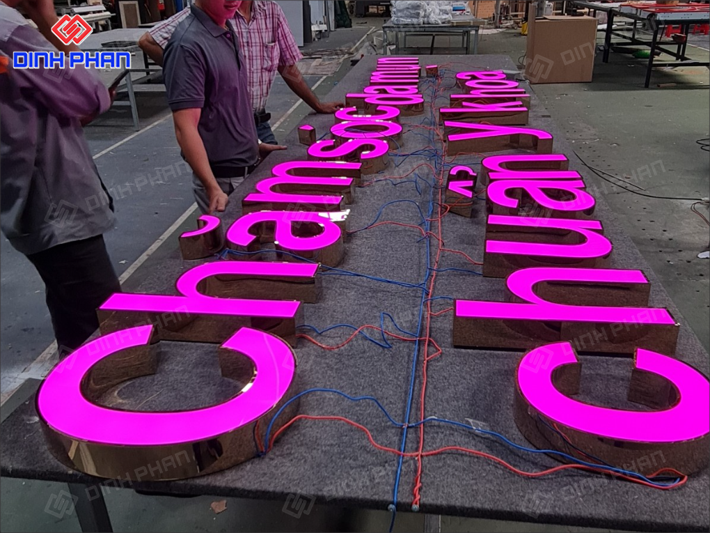 Chữ mica chân inox đẹp, giá tốt Chữ mica chân inox