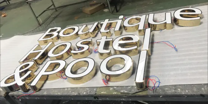 Chữ mica chân inox