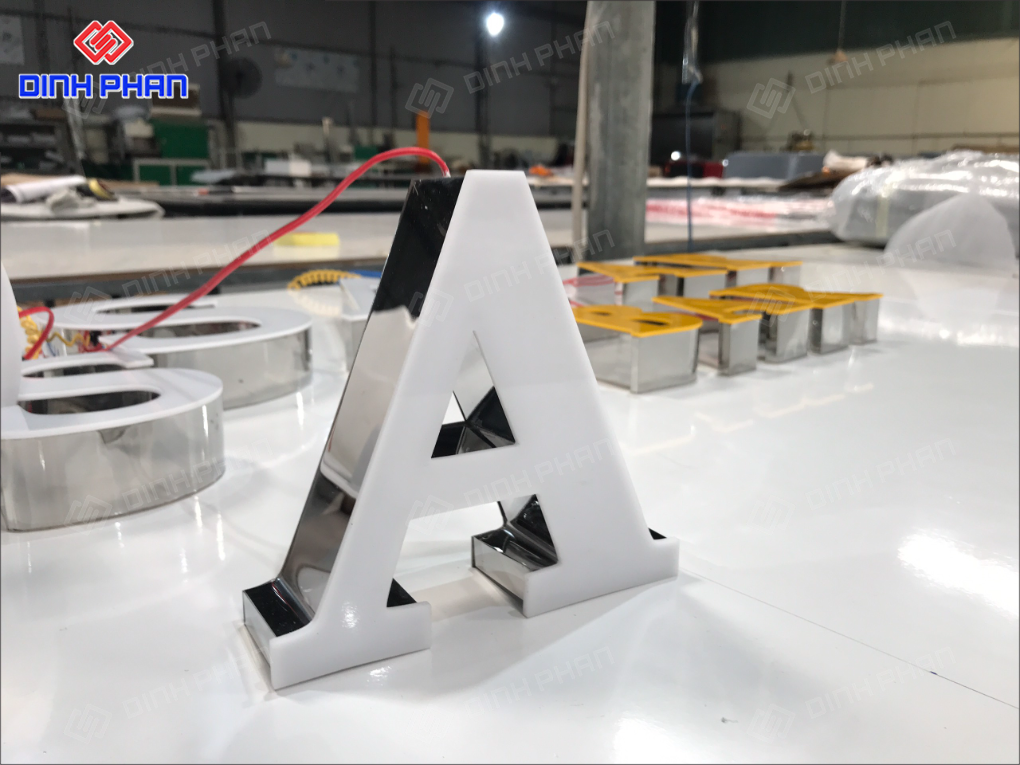 Chữ mica chân inox đẹp, giá tốt Chữ mica chân inox