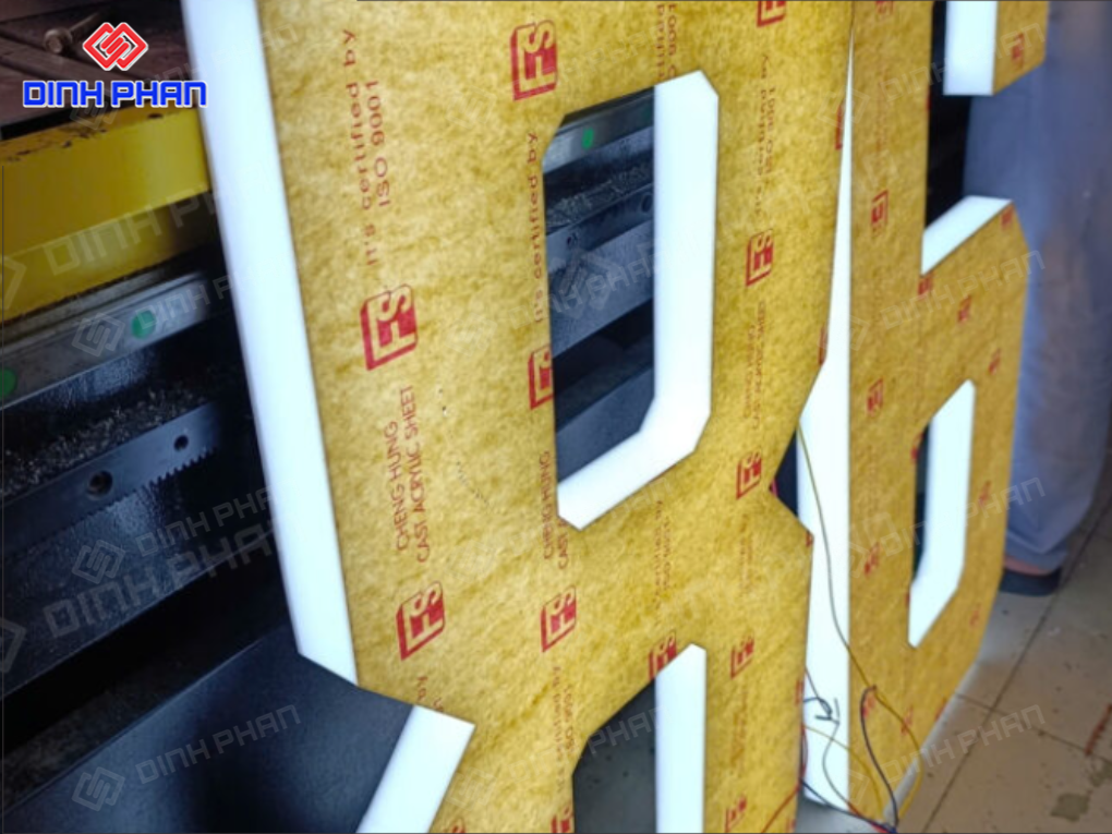 Chữ mica CNC đẹp, sắc nét: Báo giá mới nhất Chữ mica CNC