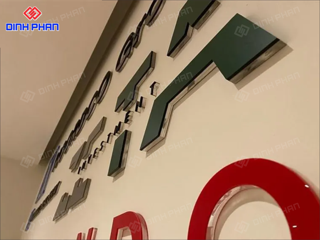 Chữ mica dán tường