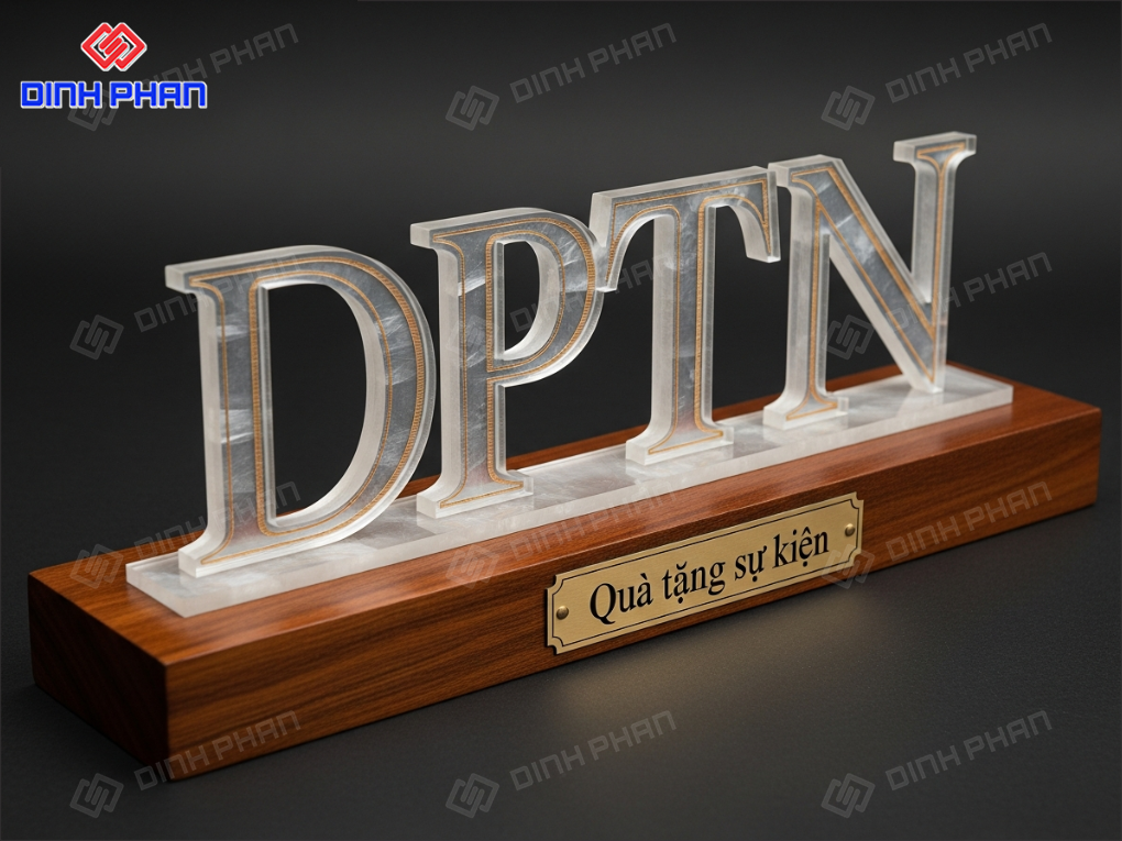 Chữ mica để bàn