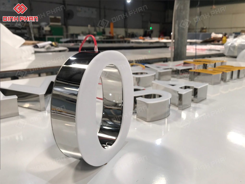 Chữ mica trắng là gì? Mẫu bảng hiệu hiện đại, sang trọng Chữ mica trắng