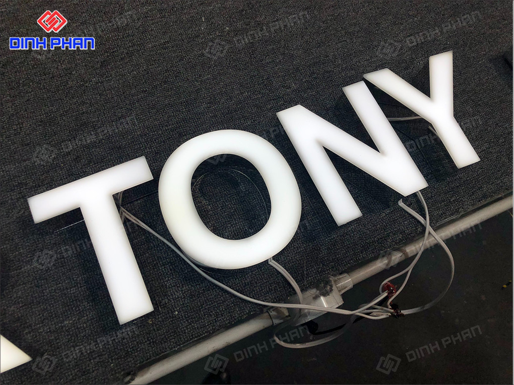 Chữ mica trắng là gì? Mẫu bảng hiệu hiện đại, sang trọng Chữ mica trắng