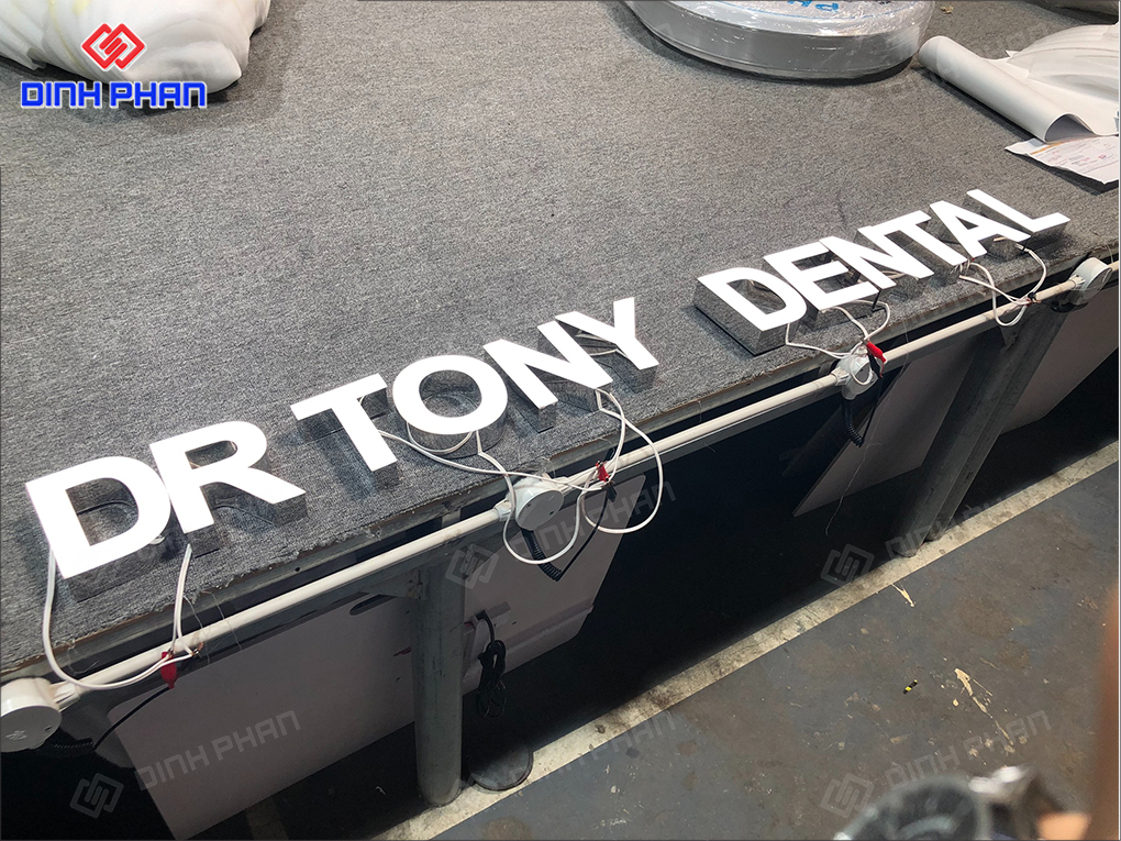 Chữ mica trắng là gì? Mẫu bảng hiệu hiện đại, sang trọng Chữ mica trắng