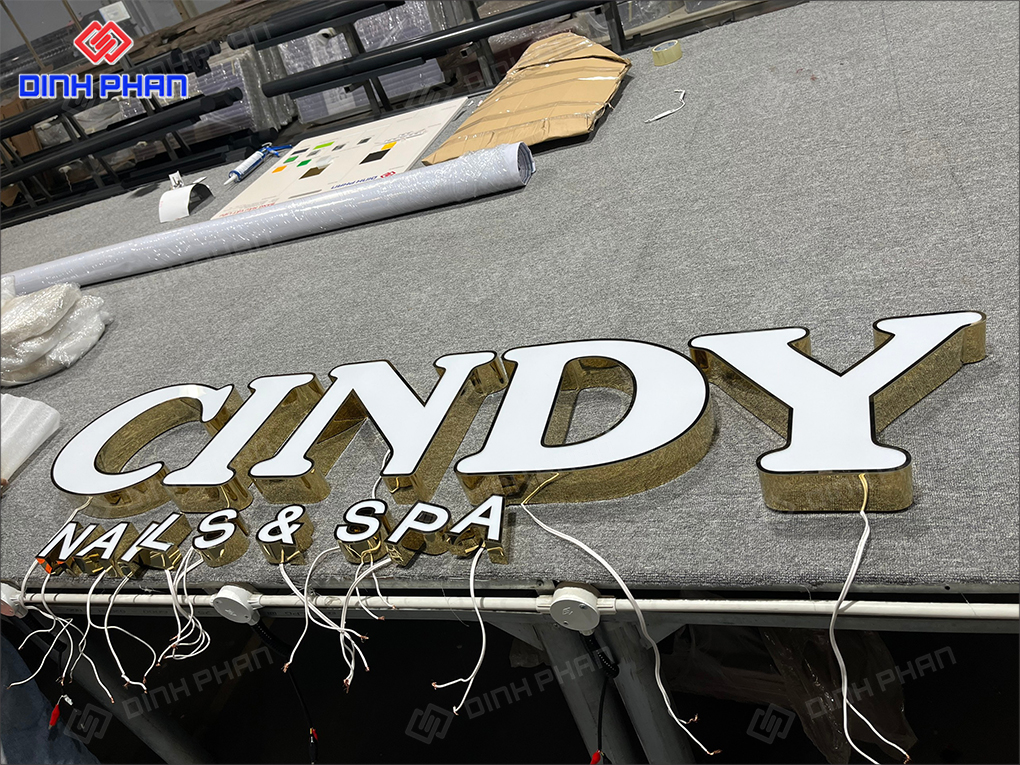 Chữ mica trắng là gì? Mẫu bảng hiệu hiện đại, sang trọng Chữ mica trắng