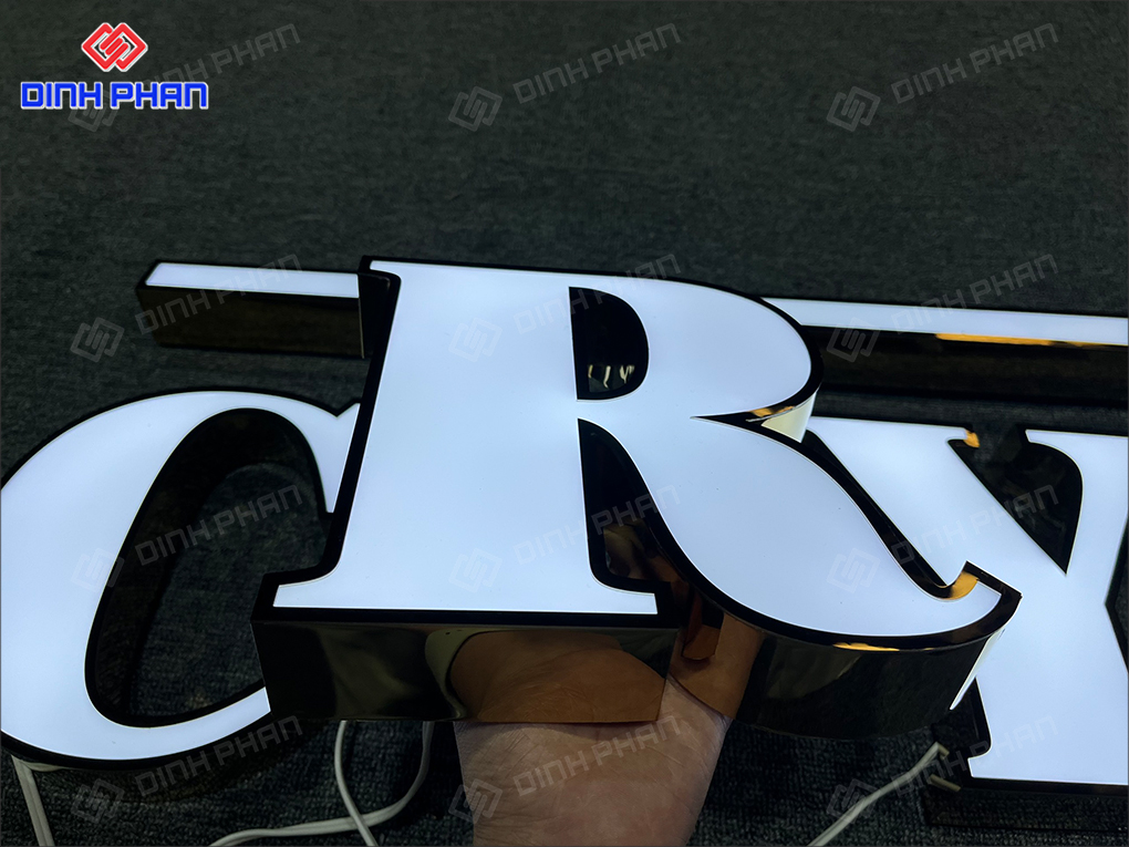 Chữ mica trắng là gì? Mẫu bảng hiệu hiện đại, sang trọng Chữ mica trắng