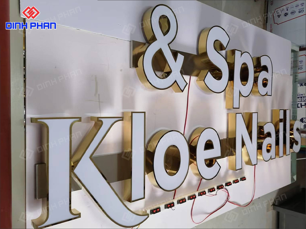 Chữ mica trắng là gì? Mẫu bảng hiệu hiện đại, sang trọng Chữ mica trắng