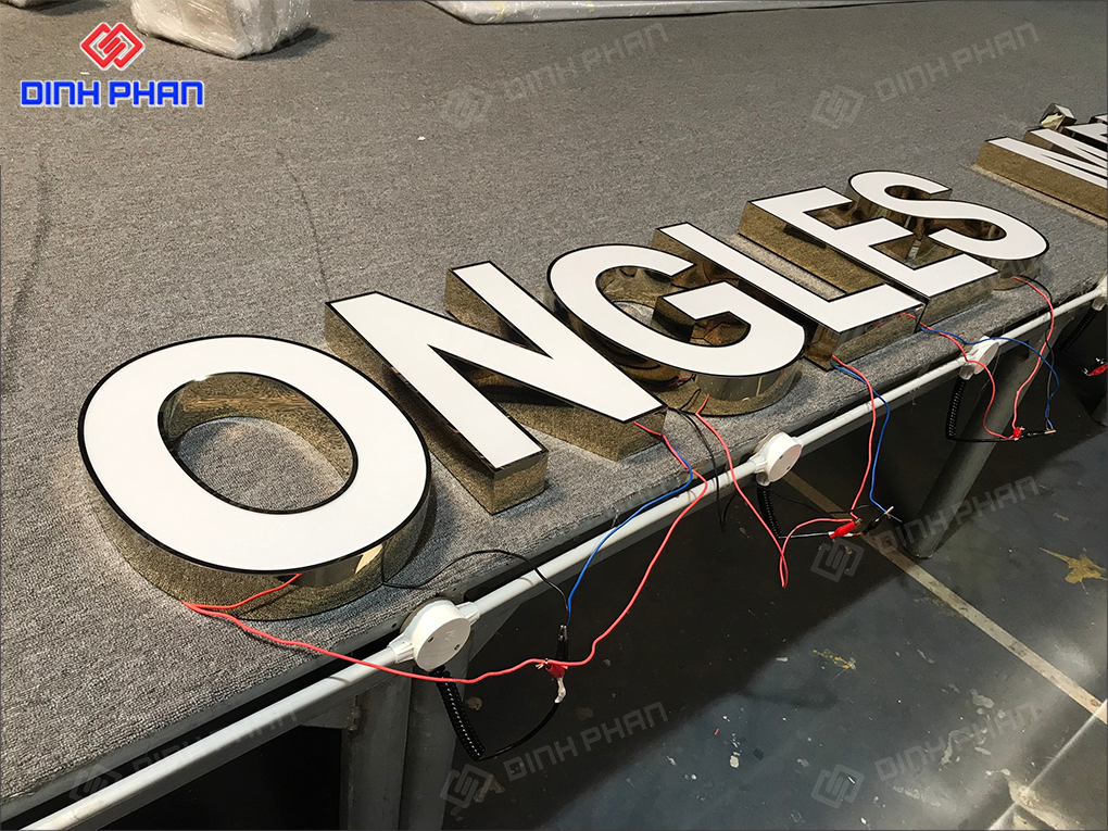 Chữ mica trắng là gì? Mẫu bảng hiệu hiện đại, sang trọng Chữ mica trắng