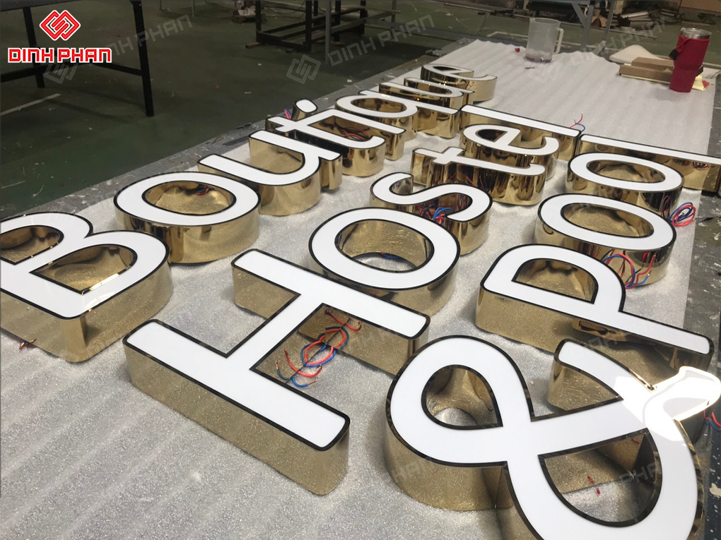 Chữ mica trắng là gì? Mẫu bảng hiệu hiện đại, sang trọng Chữ mica trắng