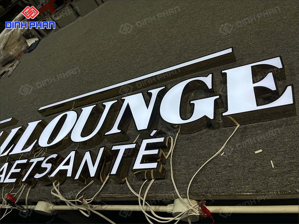 Chữ mica trắng là gì? Mẫu bảng hiệu hiện đại, sang trọng Chữ mica trắng