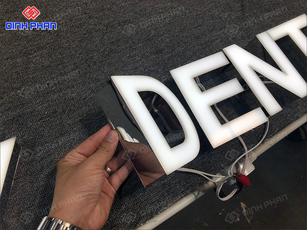 Chữ mica trắng là gì? Mẫu bảng hiệu hiện đại, sang trọng Chữ mica trắng