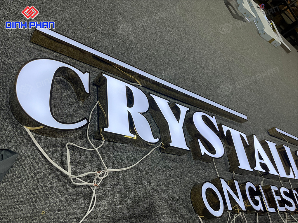 Chữ mica trắng là gì? Mẫu bảng hiệu hiện đại, sang trọng Chữ mica trắng