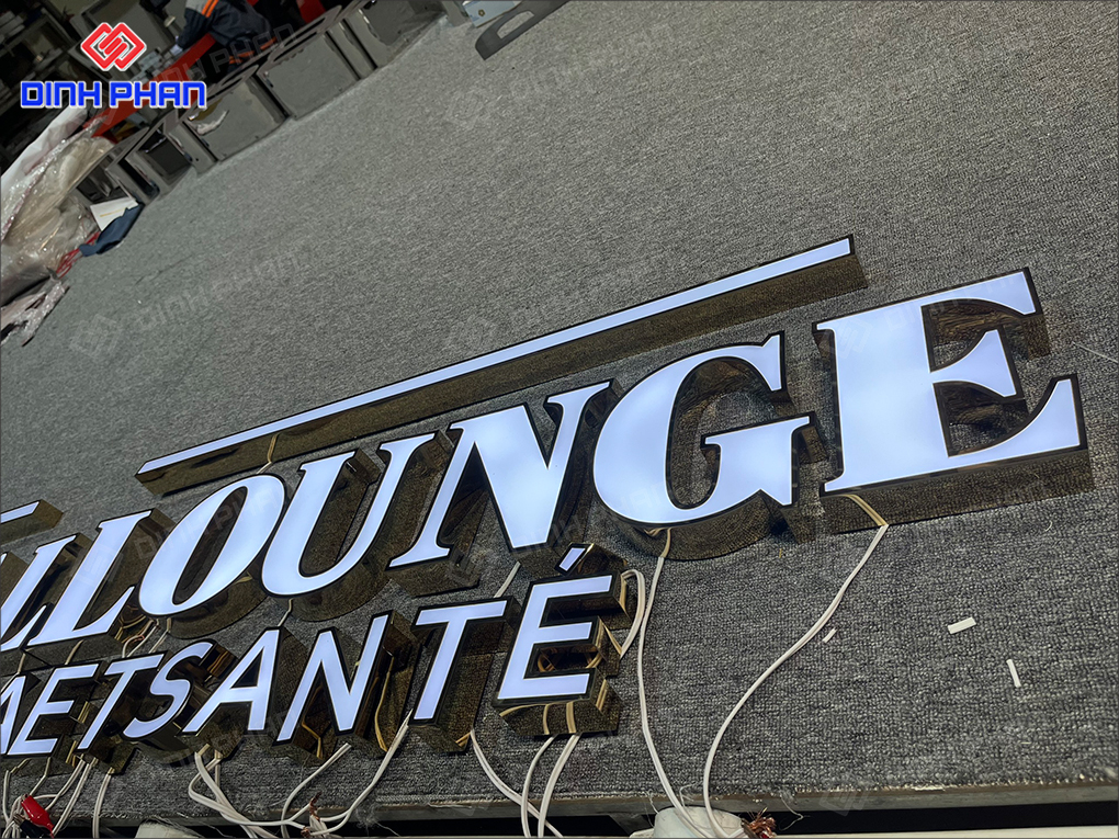 Chữ mica trắng là gì? Mẫu bảng hiệu hiện đại, sang trọng Chữ mica trắng