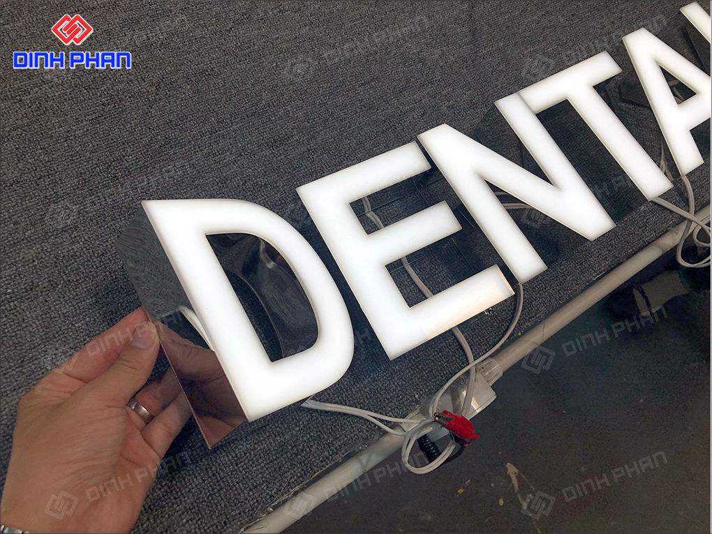 Chữ mica trắng là gì? Mẫu bảng hiệu hiện đại, sang trọng Chữ mica trắng