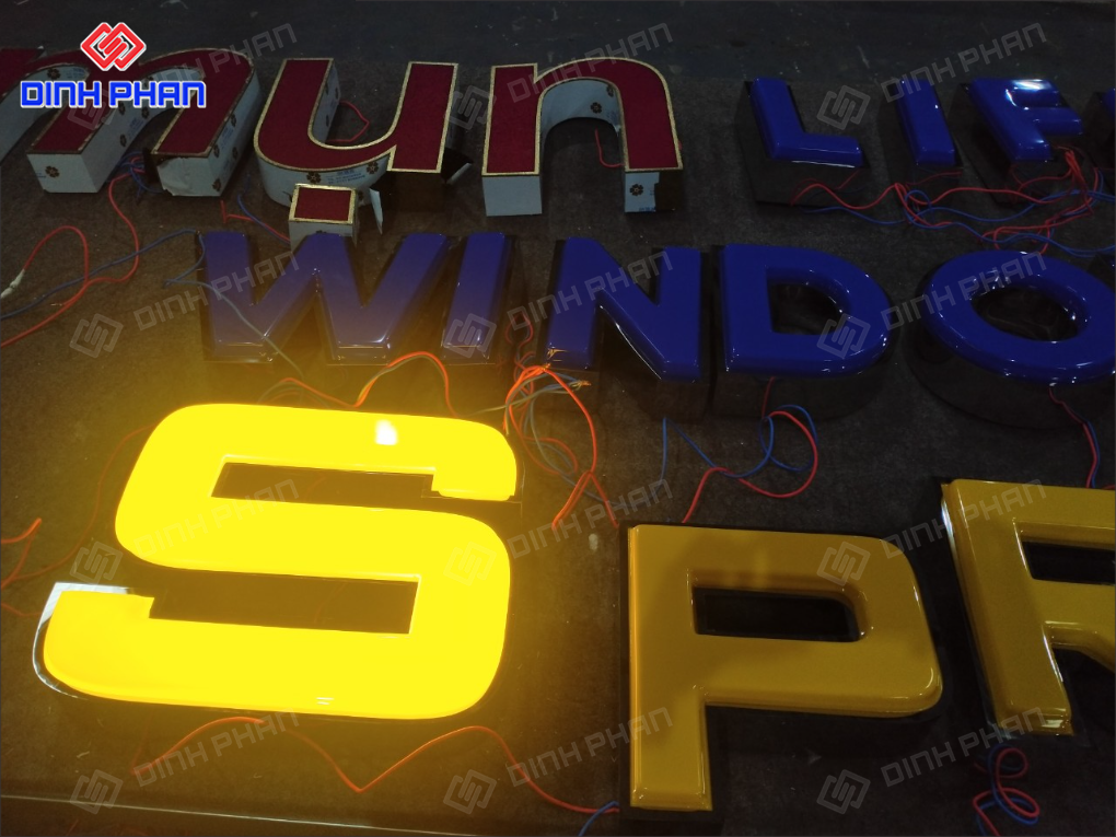 Chữ mica uốn nổi