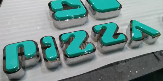 Chữ mica uốn nổi