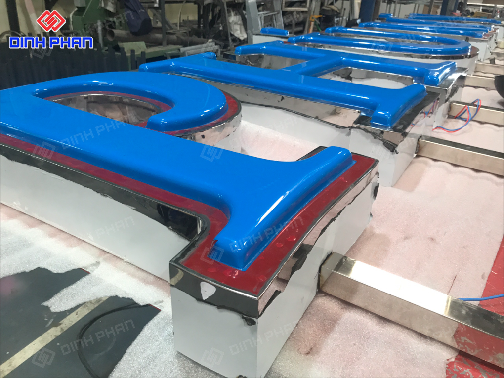 Chữ mica uốn nổi