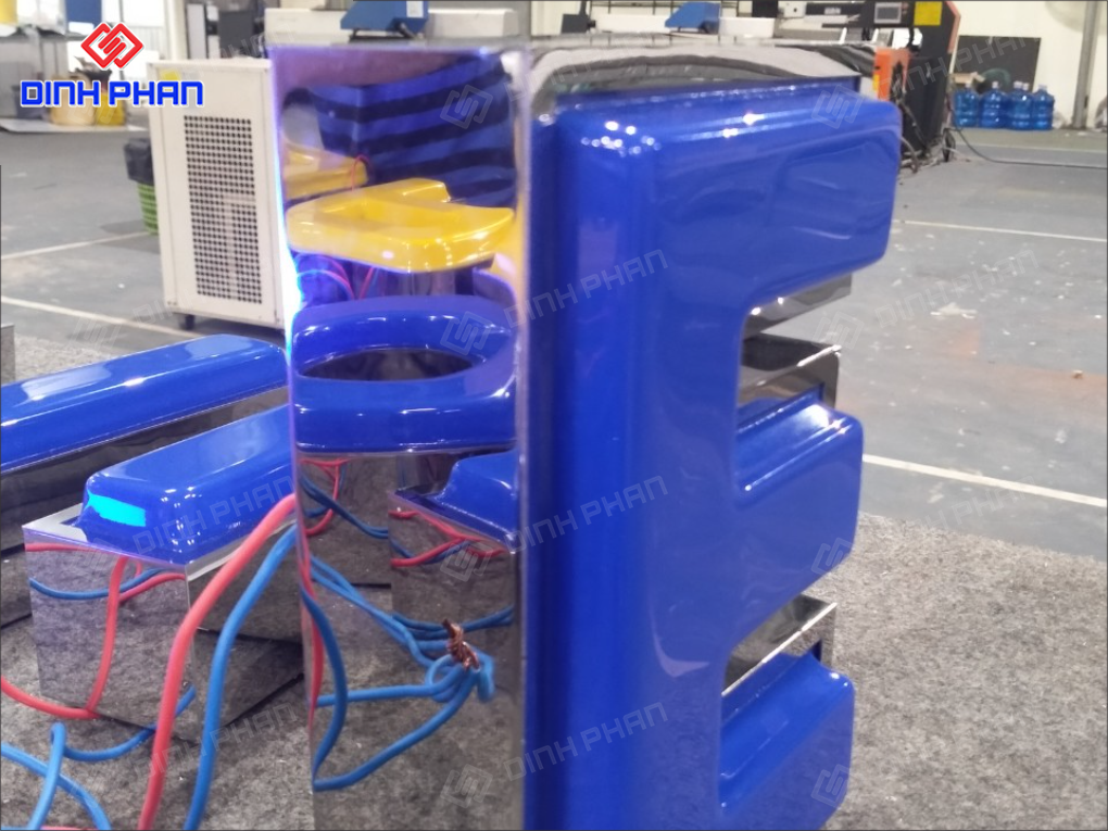 Chữ mica uốn nổi