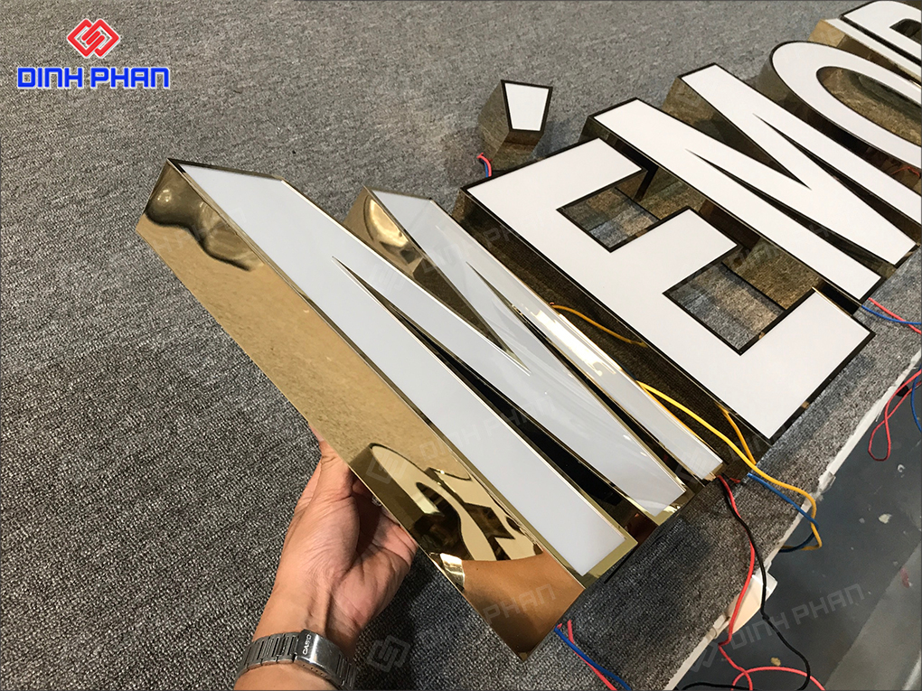 Chữ mica viền inox đẹp, bền, thiết kế theo yêu cầu giá rẻ Chữ mica viền inox