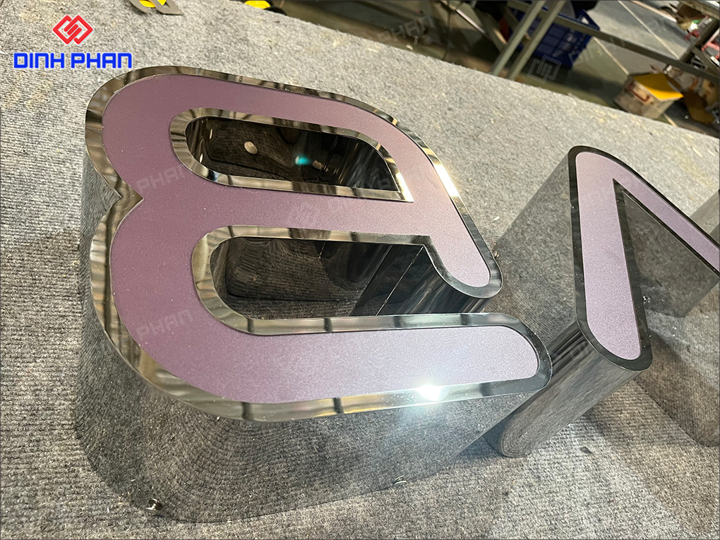 Chữ mica viền inox đẹp, bền, thiết kế theo yêu cầu giá rẻ Chữ mica viền inox