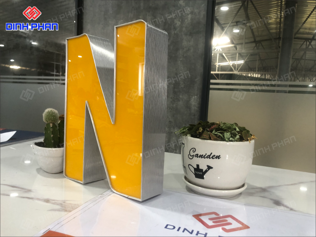 Chữ nhôm trắng gương